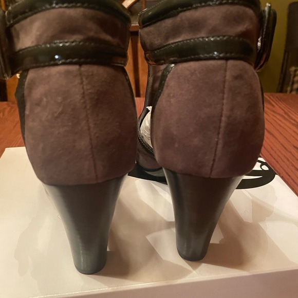 SOFFT leather T-strap booties taupe 10M w/ beautiful black heel. SHARP & sexy. - Picture 8 of 8